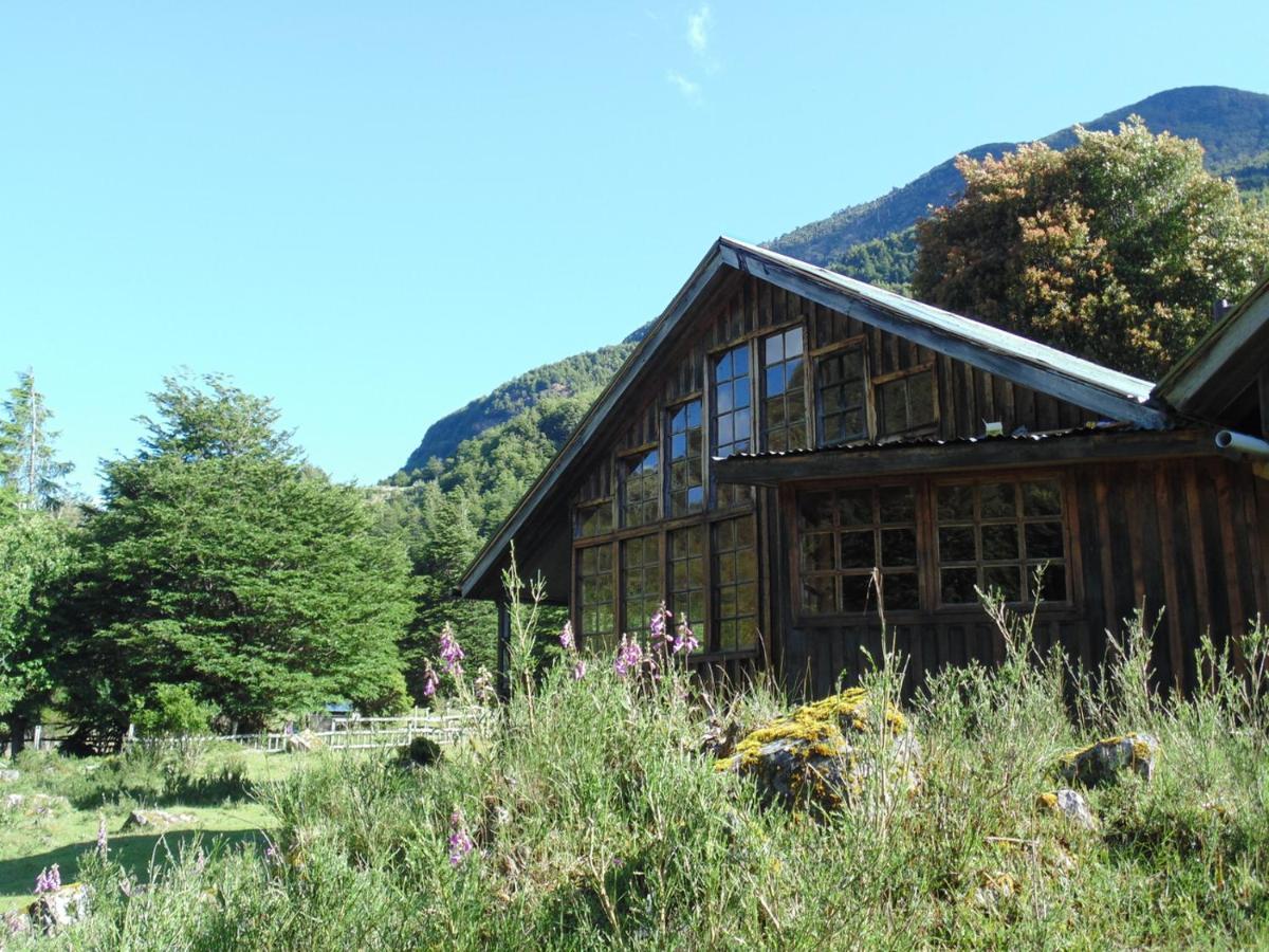 Casa Rustica Grande A Orillas Del Rio Cisnes, Caminatas Pesca Tinaja Desayuno Cafeteria Villa Lago Verde Exterior photo