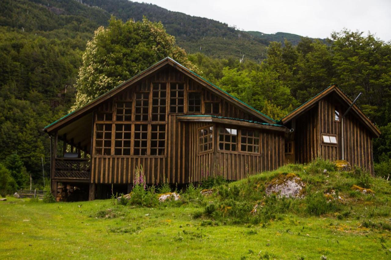 Casa Rustica Grande A Orillas Del Rio Cisnes, Caminatas Pesca Tinaja Desayuno Cafeteria Villa Lago Verde Exterior photo