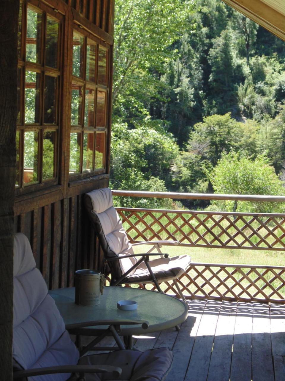 Casa Rustica Grande A Orillas Del Rio Cisnes, Caminatas Pesca Tinaja Desayuno Cafeteria Villa Lago Verde Exterior photo